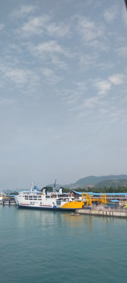 Nave ormeggiata nel porto di merak indonesia immagini stock