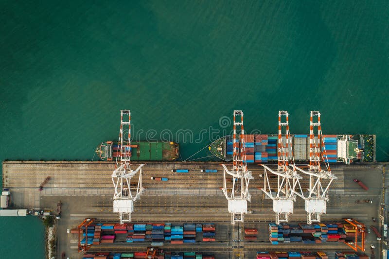 Nave porta-container di vista aerea al contenitore di carico del porto marittimo per importazioni-esportazioni o trasporto affare fotografia stock libera da diritti Nave porta-container di vista aerea al contenitore di carico del porto marittimo per importazioni-esportazioni o trasporto affare fotografia stock libera da diritti