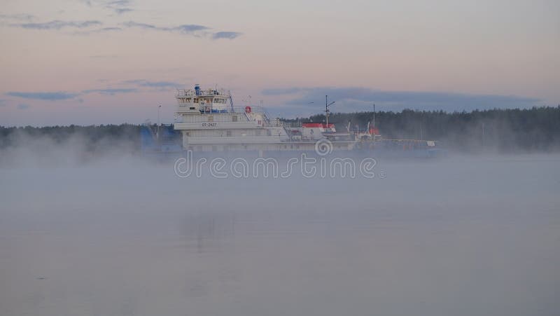 Nave que pasa a lo largo del río Volga en el amanecer cerca del pueblo de Konakovon imagen de archivo Nave que pasa a lo largo del río Volga en el amanecer cerca del pueblo de Konakovon imagen de archivo