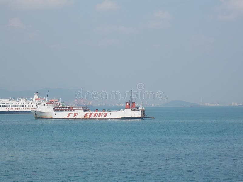 Nave traghetto naviga attraverso lo stretto di sunda dal porto di bakauheni a lampung al porto di merak a banten indonesia fotografia stock
