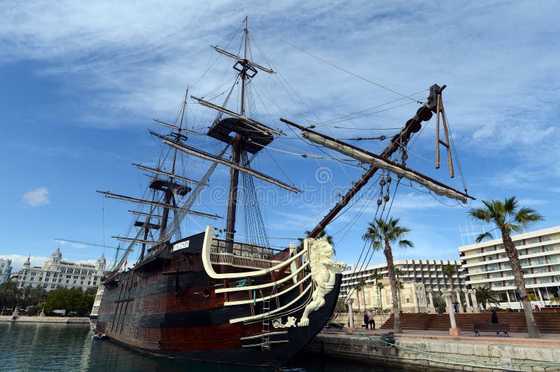 Nave vieja en el puerto de Alicante fotos de archivo Nave vieja en el puerto de Alicante fotos de archivo
