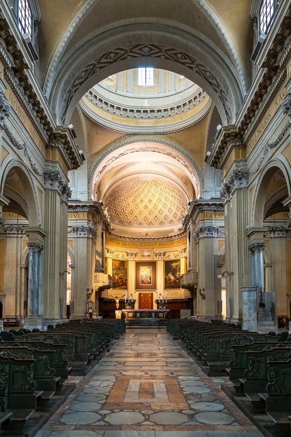 Nave view inuti katolska basilika i Ravenna royaltyfri fotografi
