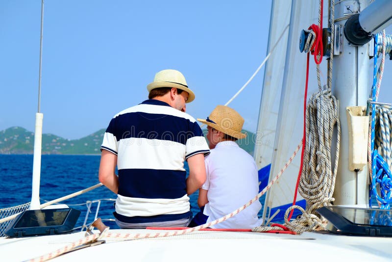 Navegación de la familia en un yate de lujo fotografía de archivo libre de regalías Navegación de la familia en un yate de lujo fotografía de archivo libre de regalías