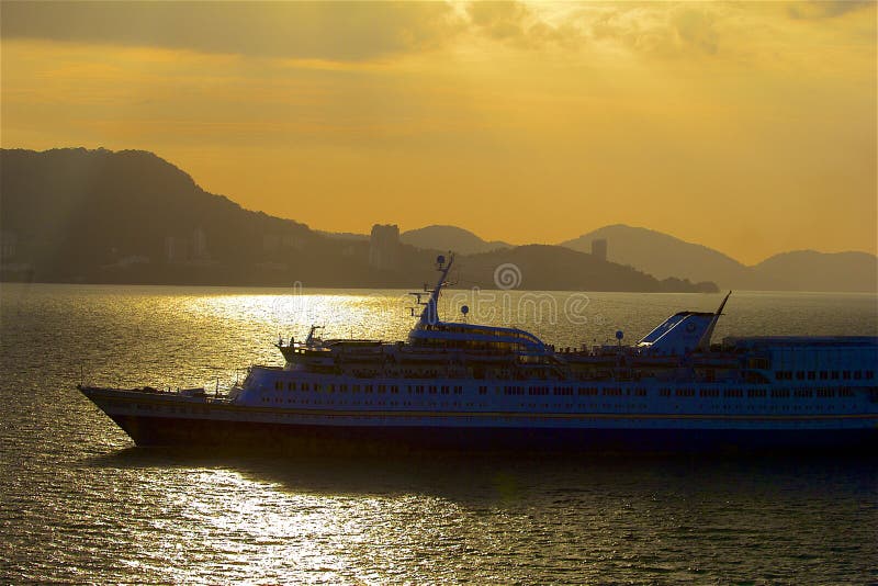 Navegación del barco de cruceros en la puesta del sol imagenes de archivo Navegación del barco de cruceros en la puesta del sol imagenes de archivo