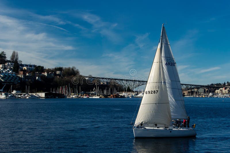 Navegación del velero en la unión del lago en un día hermoso imagen de archivo libre de regalías Navegación del velero en la unión del lago en un día hermoso imagen de archivo libre de regalías