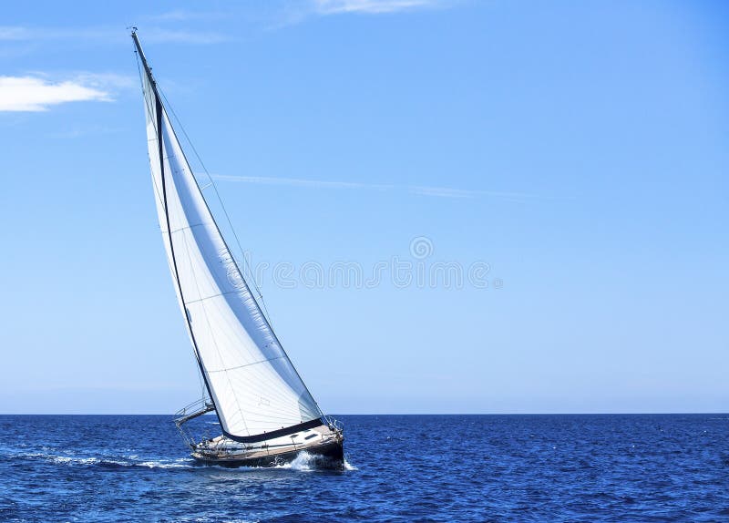 Navegación en el viento a través de las ondas en el Mar Egeo