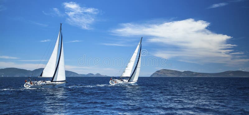 Navegación en el viento a través de las ondas en el Mar Egeo