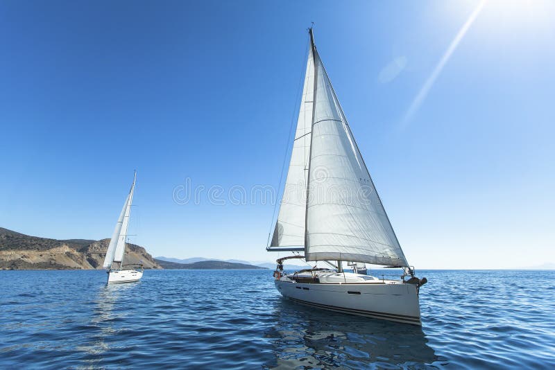 Navegación en el viento a través de las ondas en el Mar Egeo en Grecia