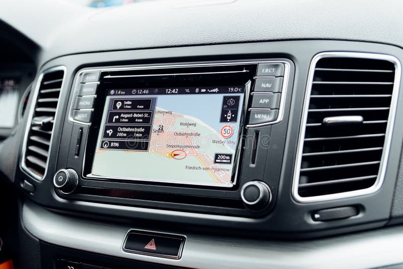 Navegador GPS en el automóvil alemán Volkswagen Sharan fotografía de archivo libre de regalías Navegador GPS en el automóvil alemán Volkswagen Sharan fotografía de archivo libre de regalías