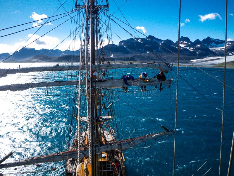 Navegando en tallship viejo, en alto imágenes de archivo libres de regalías Navegando en tallship viejo, en alto imágenes de archivo libres de regalías