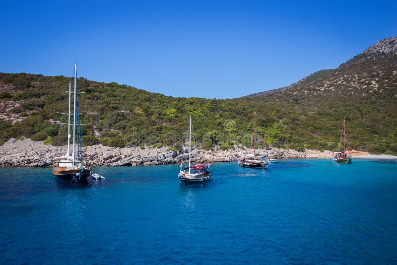 Navegue en el mar, bahía hermosa en Turquía, Bodrum Costa egea fotos de archivo Navegue en el mar, bahía hermosa en Turquía, Bodrum Costa egea fotos de archivo