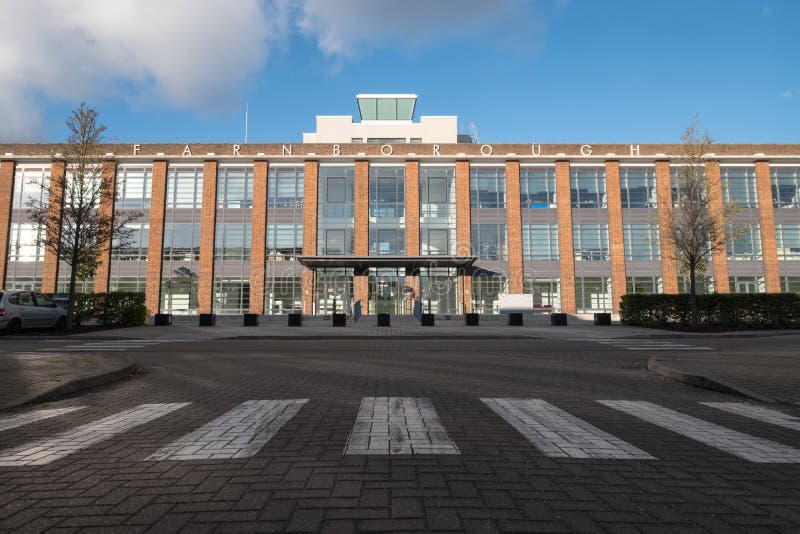 Navet, servade kontor i en renoverad art décostilbyggnad på den Farnborough affären parkerar, Hampshire UK royaltyfria foton Navet, servade kontor i en renoverad art décostilbyggnad på den Farnborough affären parkerar, Hampshire UK royaltyfria foton