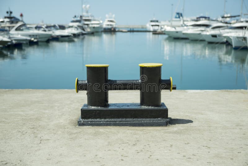 Navi attraccate all'ancoraggio del porto marittimo fotografia stock libera da diritti Navi attraccate all'ancoraggio del porto marittimo fotografia stock libera da diritti