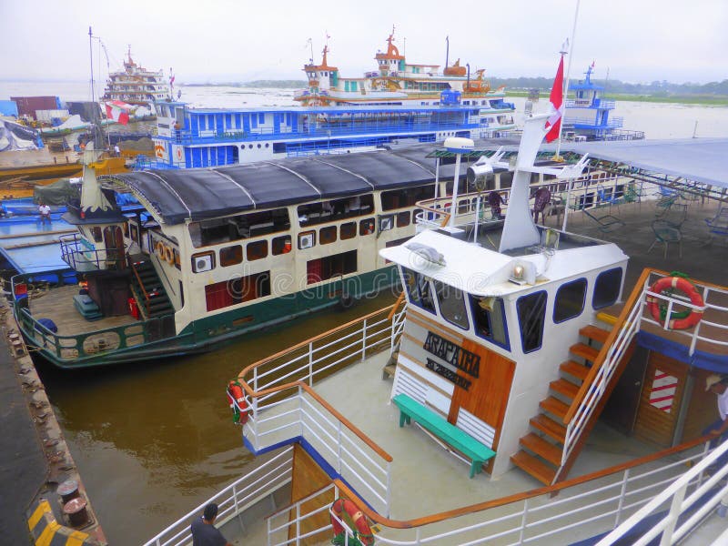 Navi attraccate nel porto fluviale fotografie stock libere da diritti Navi attraccate nel porto fluviale fotografie stock libere da diritti
