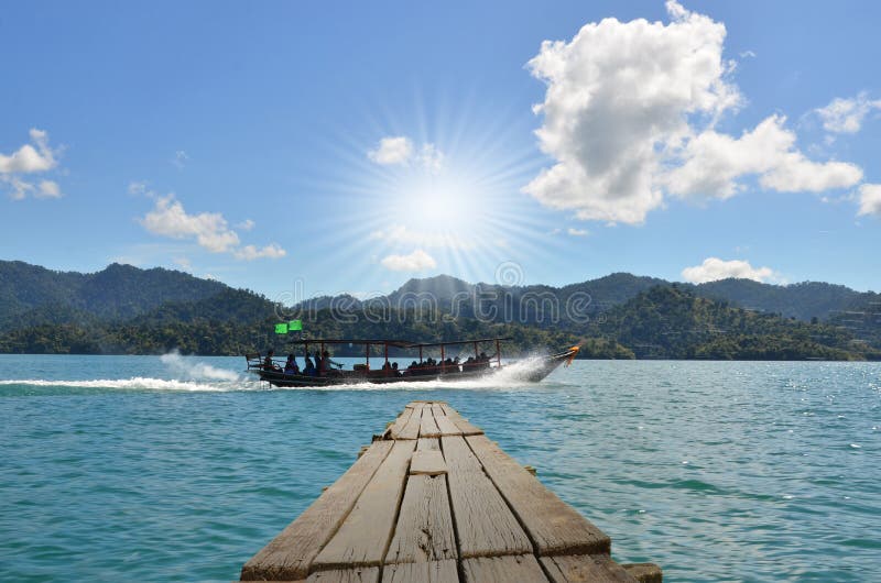 Navi passeggeri nel lago nel pomeriggio immagine stock libera da diritti