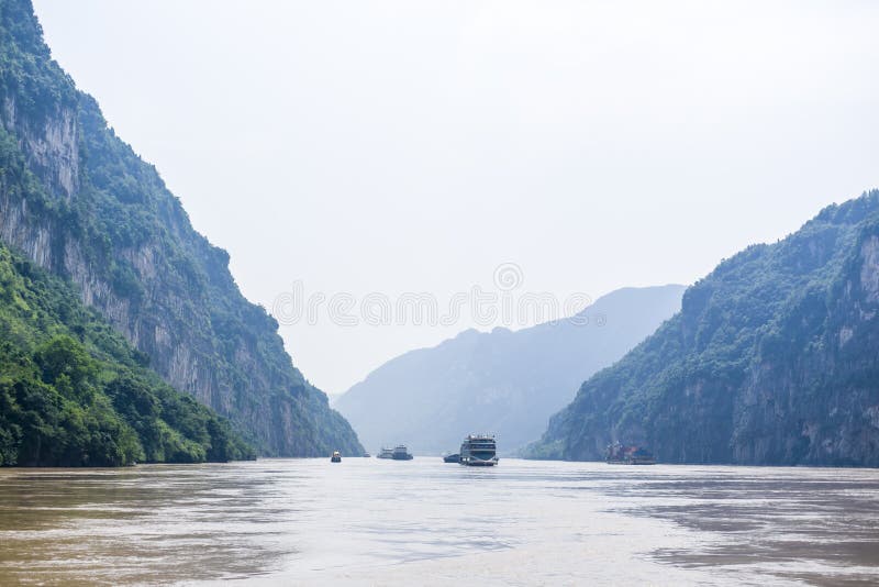 Navi sul Three Gorges del ` s il fiume Chang Jiang della Cina fotografie stock Navi sul Three Gorges del ` s il fiume Chang Jiang della Cina fotografie stock