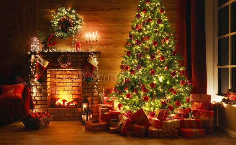 Navidad interior árbol mágico brillante, chimenea, regalos en oscuridad fotografía de archivo
