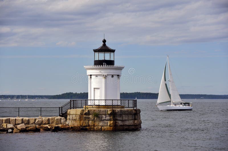 Navigando dopo il faro del frangiflutti di Portland in Maine fotografia stock Navigando dopo il faro del frangiflutti di Portland in Maine fotografia stock