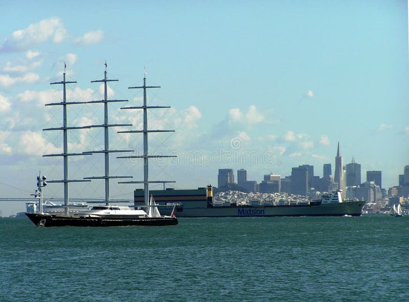 Navigando il falco maltese dell'yacht fuori dalla costa di San Francisco, U.S.A. fotografia stock Navigando il falco maltese dell'yacht fuori dalla costa di San Francisco, U.S.A. fotografia stock