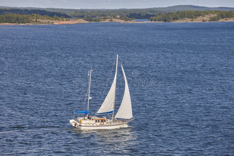 Navigando in linea costiera della Finlandia Arcipelago di Aland Estate finlandese immagini stock libere da diritti Navigando in linea costiera della Finlandia Arcipelago di Aland Estate finlandese immagini stock libere da diritti