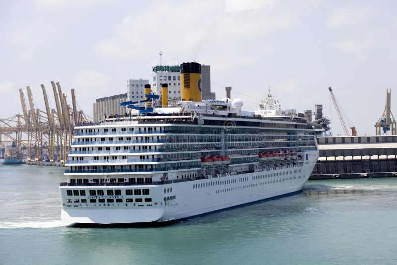 Navigatin de bateau de croisière dans le port photographie stock Navigatin de bateau de croisière dans le port photographie stock