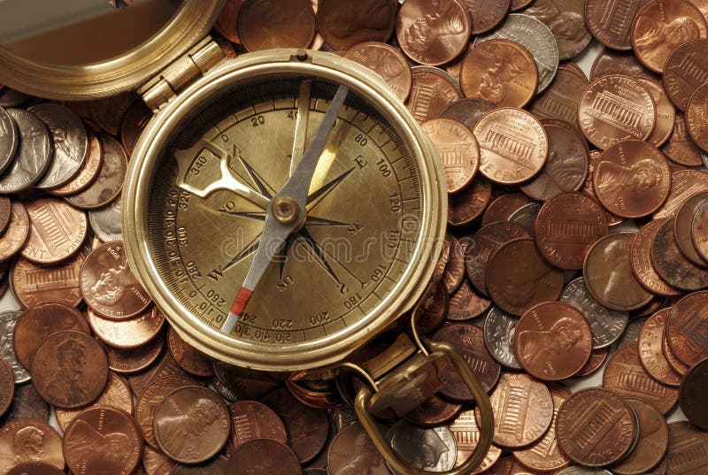 Starý mosazný kompas nad NÁMI mince zobrazuje obchodní úspěch a navigační finanční rozhodnutí.