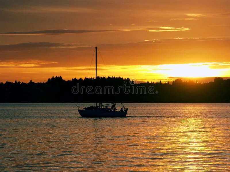 Download Navigation Au Coucher Du Soleil Image stock - Image du sillage, bateaux: 57769