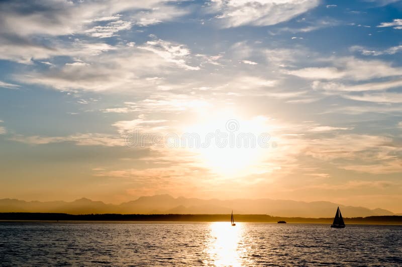 Navigation au coucher du soleil image libre de droits Navigation au coucher du soleil image libre de droits