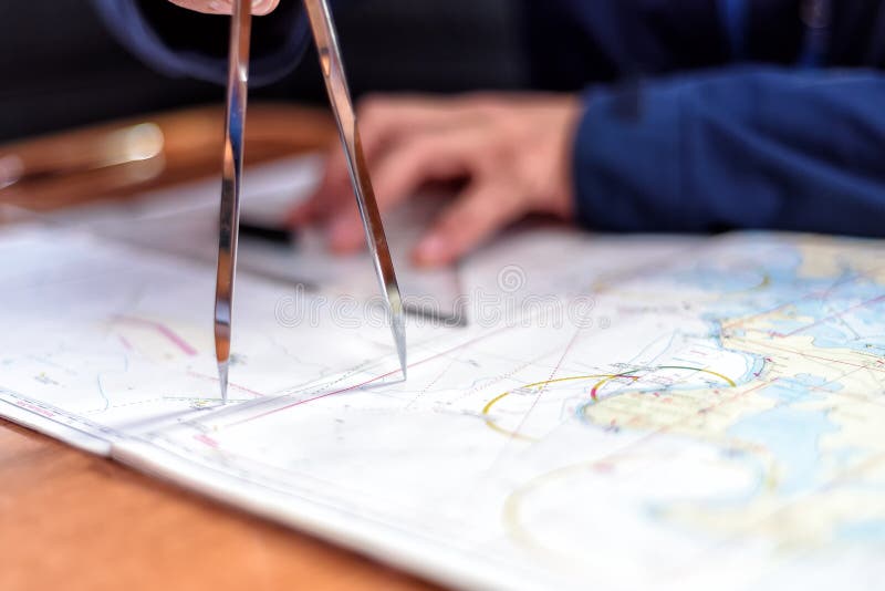 Navigation dans chambre des cartes sur un yacht de navigation photo stock Navigation dans chambre des cartes sur un yacht de navigation photo stock