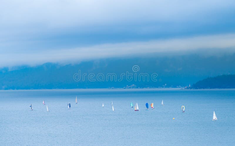Navigation dans le jour nuageux photos stock Navigation dans le jour nuageux photos stock