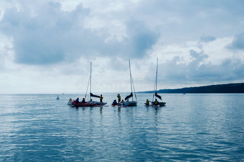 navigation de l'école pour des enfants pratiquant à la baie avec l'eau plate calme et peu de vent photos stock navigation de l'école pour des enfants pratiquant à la baie avec l'eau plate calme et peu de vent photos stock