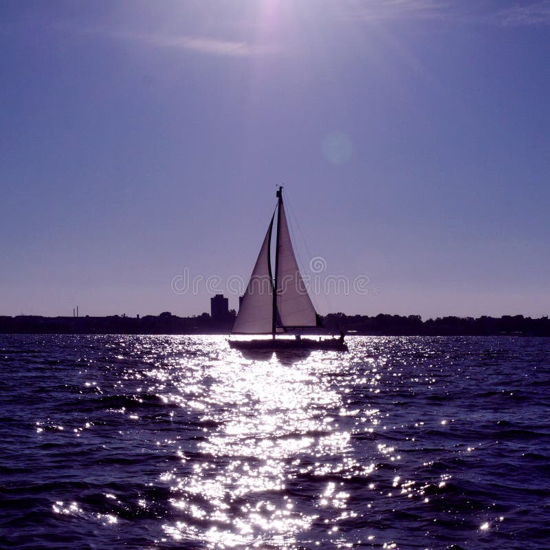 Navigation de yacht en mer images stock Navigation de yacht en mer images stock