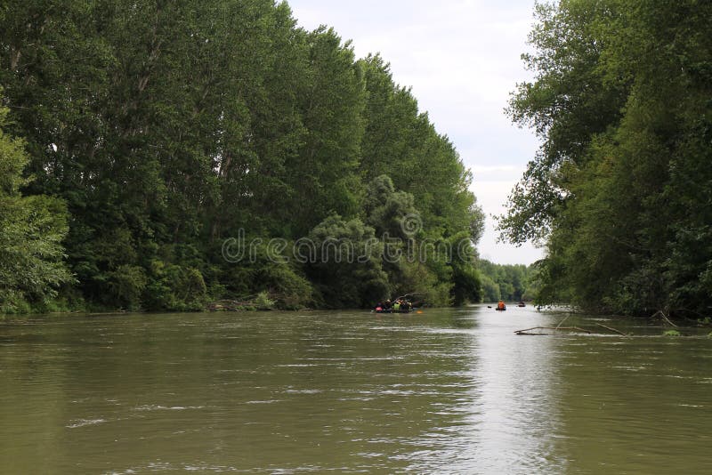 Navigácia na (malý) rieka, slovensko.