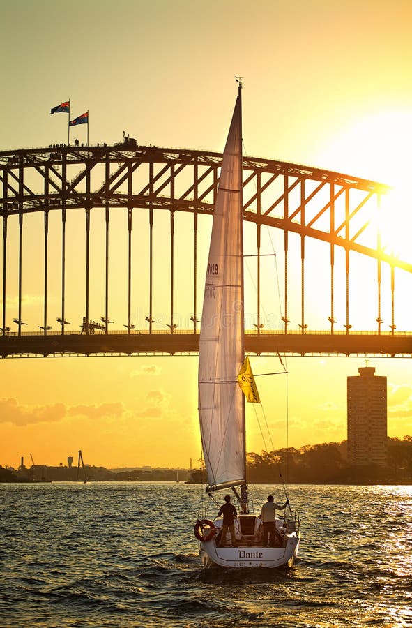 Navigation sous Sydney Harbour Bridge au coucher du soleil photo libre de droits Navigation sous Sydney Harbour Bridge au coucher du soleil photo libre de droits