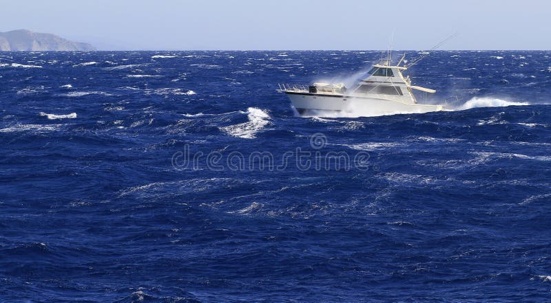 Navigazione dell'yacht fotografia stock libera da diritti Navigazione dell'yacht fotografia stock libera da diritti