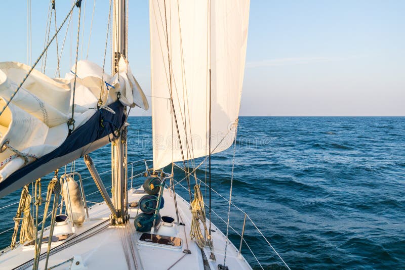 Navigazione della barca a vela sul mare di Wadden, Paesi Bassi immagini stock Navigazione della barca a vela sul mare di Wadden, Paesi Bassi immagini stock