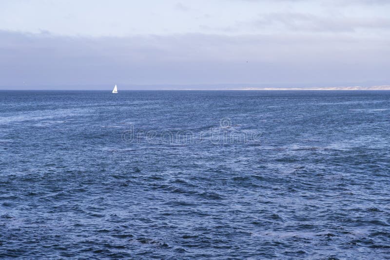 Navigazione Isolata Dell'yacht Nell'Oceano Atlantico Blu Vicino A