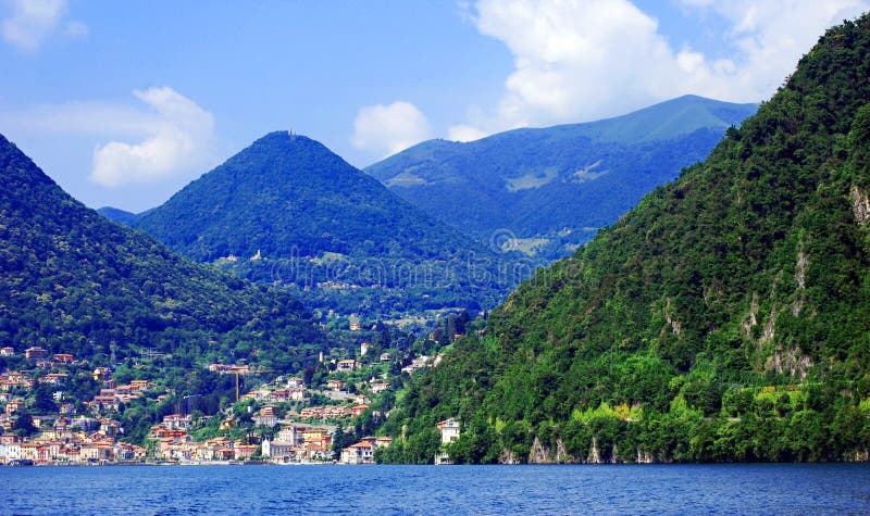 Navigazione sul lago Como La Lombardia, Italia fotografia stock libera da diritti Navigazione sul lago Como La Lombardia, Italia fotografia stock libera da diritti