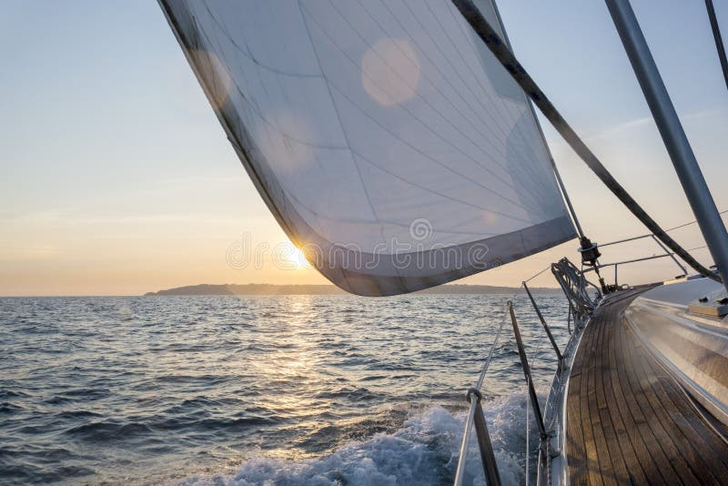 Navigação luxuosa do barco de vela no mar fotografia de stock Navigação luxuosa do barco de vela no mar fotografia de stock