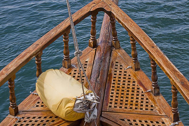 Naviguez prêt sur la plate-forme d'un yacht démodé photos stock Naviguez prêt sur la plate-forme d'un yacht démodé photos stock