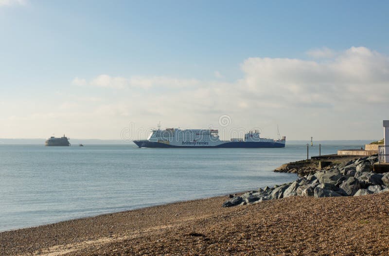 Navio de Brittany Ferries que sae do porto de Portsmouth, Inglaterra imagem de stock royalty free Navio de Brittany Ferries que sae do porto de Portsmouth, Inglaterra imagem de stock royalty free