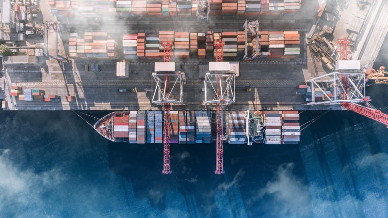 Navio de carga do recipiente no negócio de exportação logístico, transporte da importação do frete, vista aérea foto de stock Navio de carga do recipiente no negócio de exportação logístico, transporte da importação do frete, vista aérea foto de stock