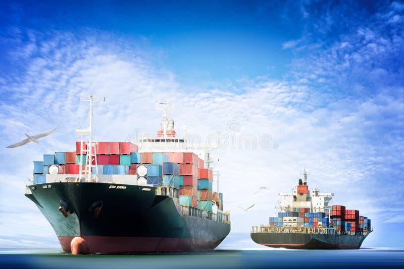 Navio de carga do recipiente no oceano com os pássaros que voam no céu azul, fotografia de stock Navio de carga do recipiente no oceano com os pássaros que voam no céu azul, fotografia de stock