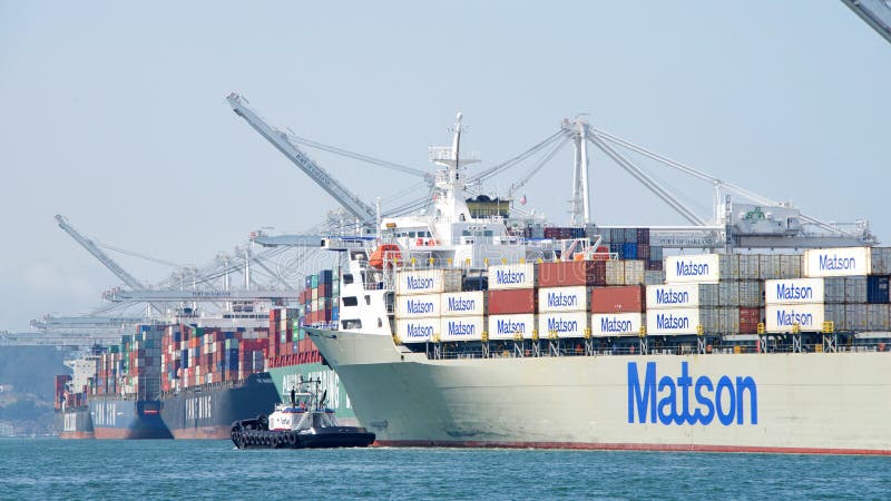 Navio de carga MANOA de Matson que entra no porto de Oakland com auxílio do rebocador imagens de stock Navio de carga MANOA de Matson que entra no porto de Oakland com auxílio do rebocador imagens de stock