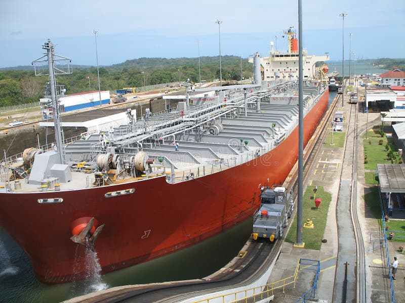 Navio de carga no canal de Panamá
