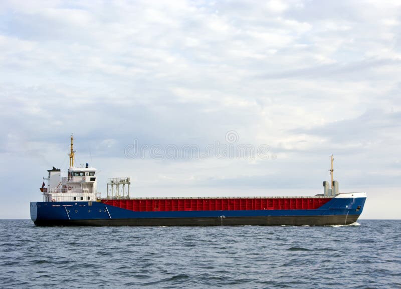Navio de carga no mar foto de stock royalty free Navio de carga no mar foto de stock royalty free