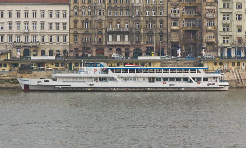 Navio de cruzamento do rio no Danúbio, Budapest
