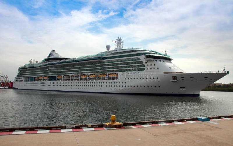 Jewel of The Seas Cruise Ship docking in Tampa Port Authority. Jewel of The Seas Cruise Ship docking in Tampa Port Authority