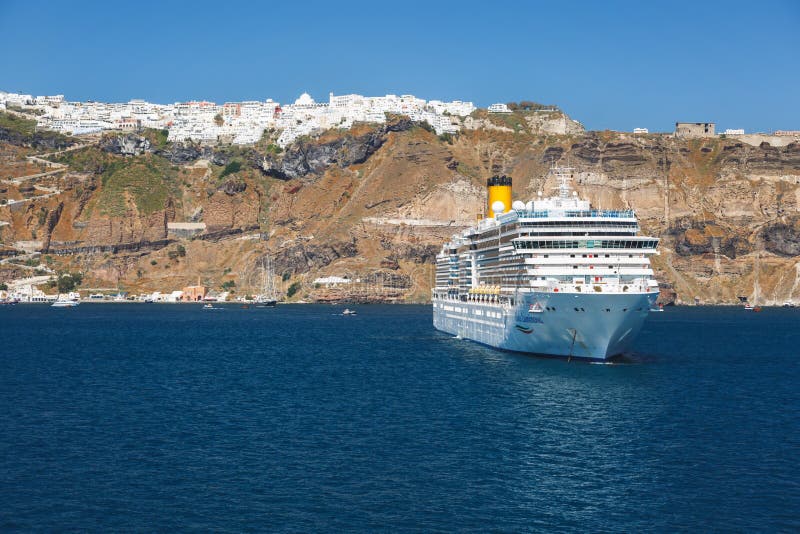 Navio de cruzeiros Costa Luminosa no porto velho de Thira fotos de stock Navio de cruzeiros Costa Luminosa no porto velho de Thira fotos de stock