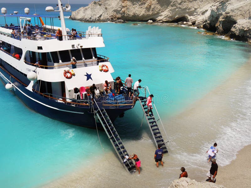 Navio de cruzeiros dos turistas, praia surpreendente Lefkada Navio de cruzeiros dos turistas, praia surpreendente Lefkada